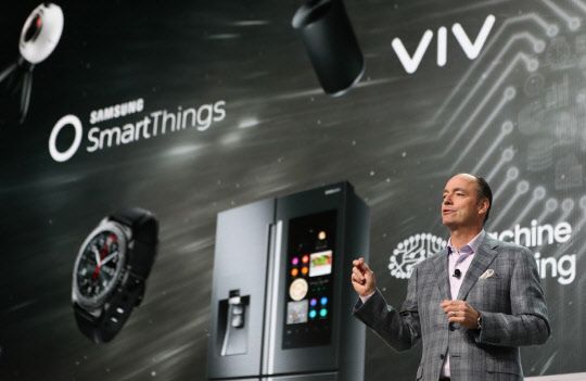 팀 백스터 삼성전자 미국법인  부사장이 4일 오후(현지시간) 미국 라스베이거스 만달레이베이 호텔에서 열린 삼성전자 CES 2017 프레스 컨퍼런스에서 가전 제품 연결성 강화를 통한 생활 속 IoT 청사진을 제시하고 있다.